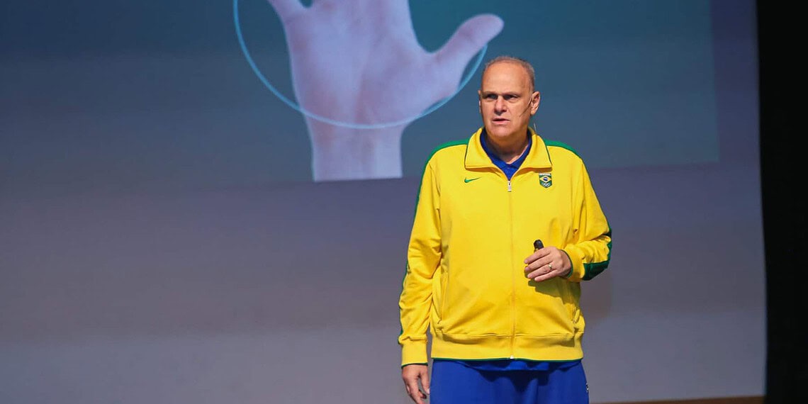 Astro do basquete brasileiro, Oscar Schmidt palestra para servidores no Juruá