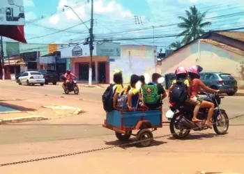 Imagem de motociclista transportando crianças em carroceria improvisada no Acre viraliza nas redes
