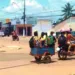 Imagem de motociclista transportando crianças em carroceria improvisada no Acre viraliza nas redes