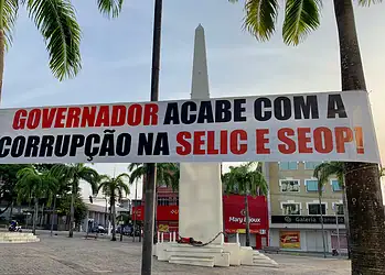 Faixas são colocadas no Centro de Rio Branco pedindo fim da corrupção na Selic e na Seop