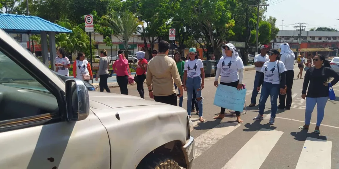 Familiares de presos fazem manifesto e interditam ruas no Centro de Rio Branco