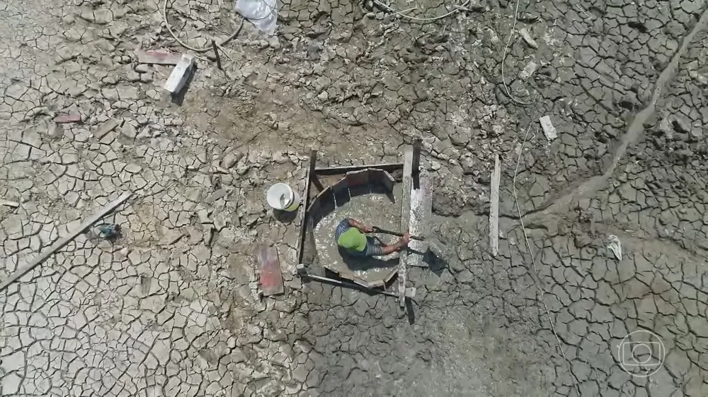 Morador cava poço para tentar encontrar água potável em Manaus. — Foto: TV Globo/Reprodução
