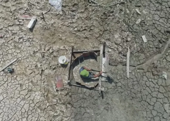 Morador cava poço para tentar encontrar água potável em Manaus. — Foto: TV Globo/Reprodução