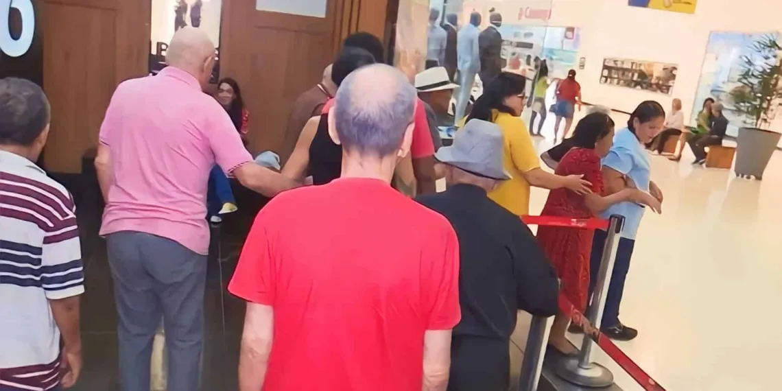Com direito a sessão de cinema, idosos do Lar Vicentino vivem tarde de emoção no shopping de Rio Branco