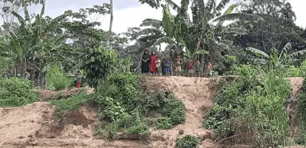Área de preservação ambiental e obras de condominio de luxo são invadidas por ocupação