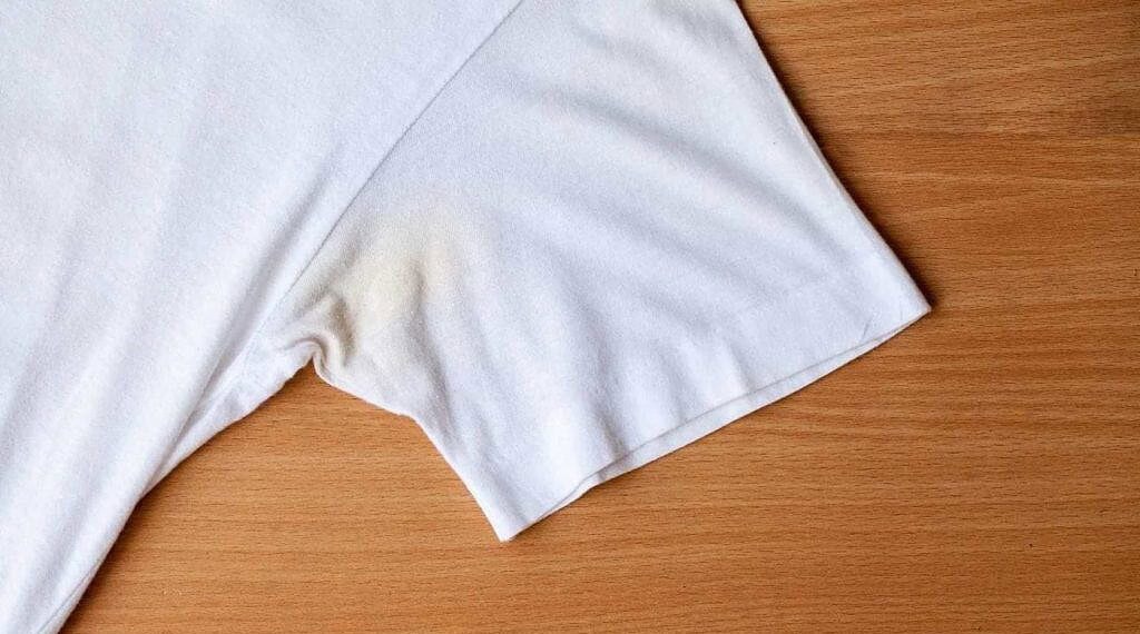 Como remover manchas de desodorante das roupas