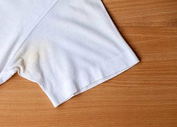 Como remover manchas de desodorante das roupas