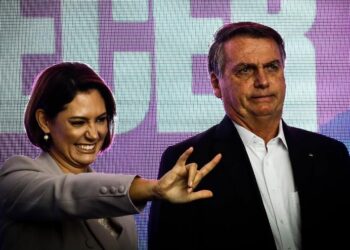 A ex-primeira-dama Michelle Bolsonaro e o ex-presidente Jair Bolsonaro Imagem: ALOISIO MAURICIO/ESTADÃO CONTEÚDO