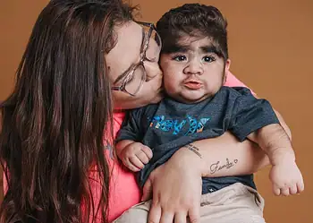 João Miguel, 10 meses, com a mãe, Ane Caroline — Foto: Arquivo pessoal
