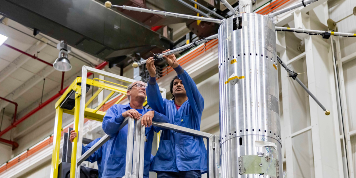 O técnico mecânico John Peterson, do Wallops Flight Facility da NASA, e Barjatya verificam as seis barras que transportam os sensores científicos sensíveis após um teste de implantação de rotação bem-sucedido
Wallops Flight Facility da NASA/Berit Bland