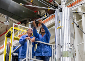 O técnico mecânico John Peterson, do Wallops Flight Facility da NASA, e Barjatya verificam as seis barras que transportam os sensores científicos sensíveis após um teste de implantação de rotação bem-sucedido
Wallops Flight Facility da NASA/Berit Bland