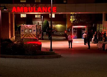 Pessoas se reúnem na entrada do Central Maine Medical Center em Lewiston, no estado de Maine (EUA), na noite de quarta-feira (25) Imagem: WGME