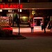 Pessoas se reúnem na entrada do Central Maine Medical Center em Lewiston, no estado de Maine (EUA), na noite de quarta-feira (25) Imagem: WGME