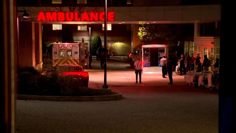 Pessoas se reúnem na entrada do Central Maine Medical Center em Lewiston, no estado de Maine (EUA), na noite de quarta-feira (25) Imagem: WGME