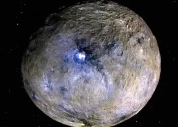 Planeta anão Ceres em representação de cores falsas que destacam diferenças nos materiais da superfície Imagem: Reprodução/NASA/JPL-Caltech/UCLA/MPS/DLR/IDA