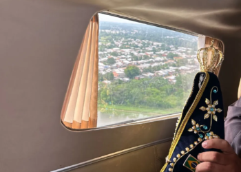 Imagem de Nossa Senhora Aparecida abençoa Feijó com sobrevoo e procissão fluvial