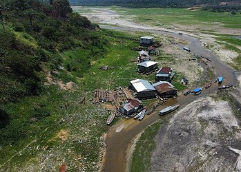 Seca no lago Tefé, no Amazonas, em fotos de 28 e 29 de setembro de 2023 Imagem: João Paulo Borges Pedro / Instituto Mamirauá