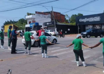 Na Capital, terceirizados do PS voltam a fechar trecho da Av. Nações Unidas reivindicando pagamento de salários atrasados