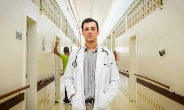 Infectologista esclarece quem precisa da vacina contra o sarampo e quais grupos correm mais risco