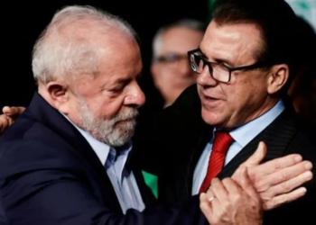O presidente Lula e o ministro do Trabalho e Emprego, Luiz Marinho — Foto: Reuters via BBC