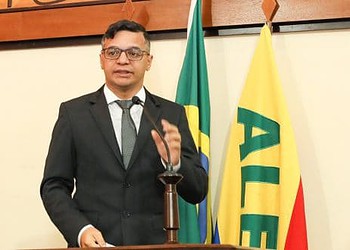 Criminosos invadem casa de ex-deputado no Acre e fazem família refém