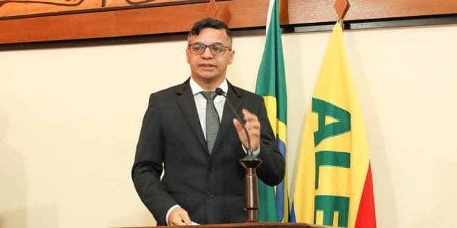 Criminosos invadem casa de ex-deputado no Acre e fazem família refém