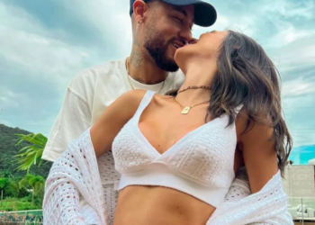 Neymar e Bruna Biancardi em um dos cliques do anúncio da gravidez — Foto: Reprodução/Redes sociais