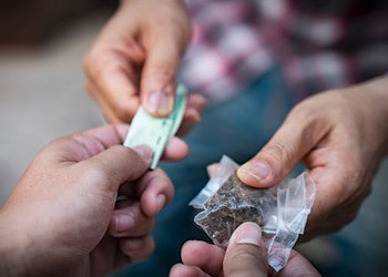 Traficante que distribuía drogas em vários bairros é preso pela Polícia Civil