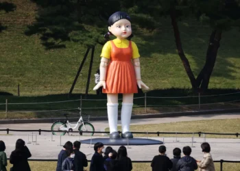 Boneca gigante da série da Netflix "Round 6" em parque de Seul - Foto: REUTERS/Kim Hong-Ji