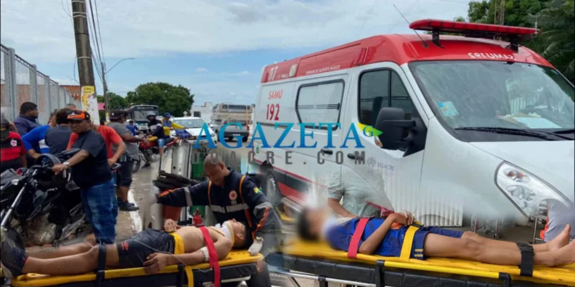 Motoqueiro faz manobra perigosa, bate em poste, e é encaminhado com o irmão ao PS