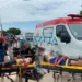 Motoqueiro faz manobra perigosa, bate em poste, e é encaminhado com o irmão ao PS
