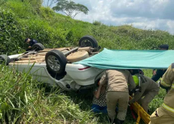 Carro capota e cai em barranco no interior do Acre; vítima fica em estado grave