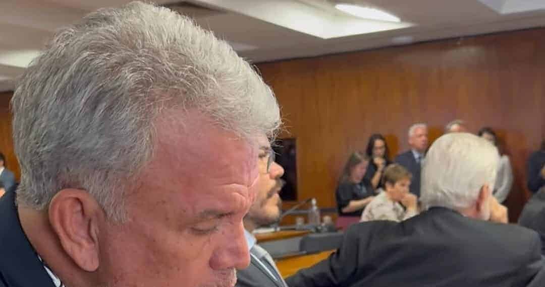Petecão recebe alta após internação por pneumonia e já participa de reunião no Senado