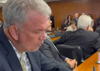 Petecão recebe alta após internação por pneumonia e já participa de reunião no Senado