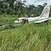 Avião de pequeno porte bate em buraco, sai da pista e entra em área de floresta durante pouso no Acre