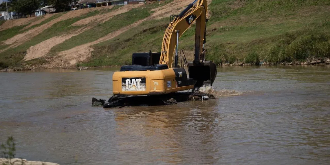 Mais de 200 toneladas de lixo já foram retiradas durante mutirão de limpeza do Rio Acre