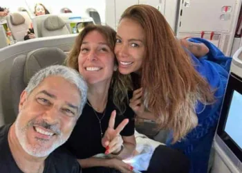 William Bonner com a esposa, Natasha Dantas, e a cantora Anitta – Reprodução Instagram
© Fornecido por Areavip