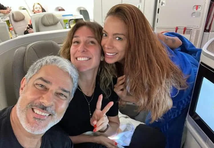 William Bonner com a esposa, Natasha Dantas, e a cantora Anitta – Reprodução Instagram
© Fornecido por Areavip