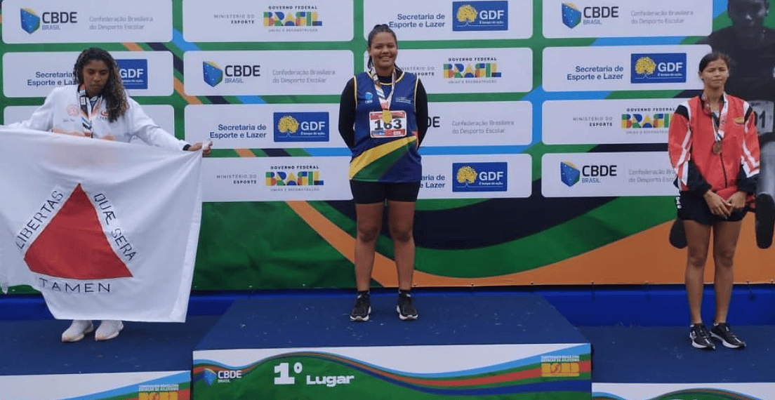 Acreana Ana Cristina Ferreira é medalhista de ouro no Campeonato de Atletismo Escolar na modalidade arremesso de peso até 100 m — Foto: Divulgação/Fade