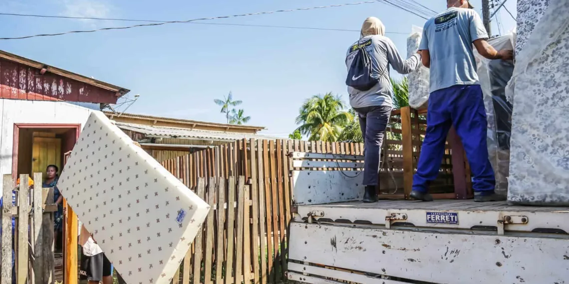 Prefeitura entrega móveis e eletrodomésticos para famílias no bairro Ayrton Sena