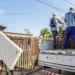 Prefeitura entrega móveis e eletrodomésticos para famílias no bairro Ayrton Sena