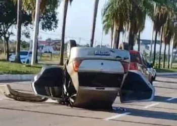 Motorista que capotou veículo na Amadeo Barbosa teria dormido ao volante