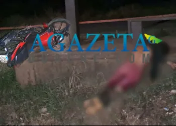 Após furar barreira de fiscalização na BR-364, motoqueiro colide contra parada de ônibus e morre