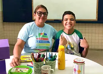 Por falta de mediador, mãe de autista acompanha o próprio filho em escola no Acre