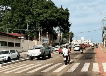 Óleo derramado na Avenida Ceará provoca acidentes entre motociclistas e ciclistas; veja