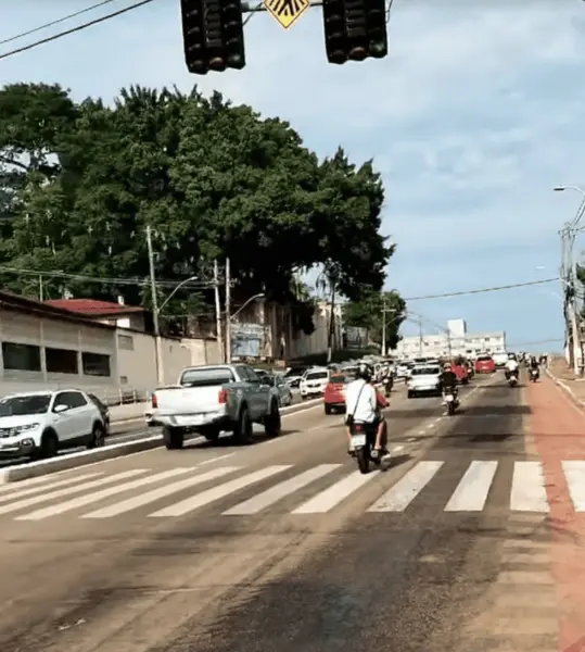 Óleo derramado na Avenida Ceará provoca acidentes entre motociclistas e ciclistas; veja