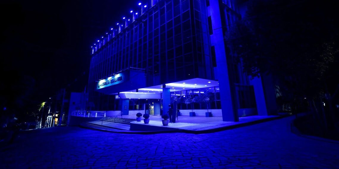 Novembro Azul: Aleac recebe iluminação em apoio à prevenção do câncer de próstata