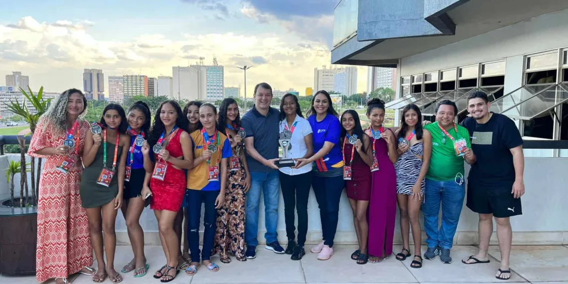 Roberto Duarte visita jogadoras de Porto Walter que conquistaram medalha nacional de futsal