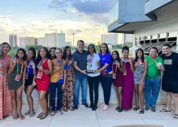 Roberto Duarte visita jogadoras de Porto Walter que conquistaram medalha nacional de futsal