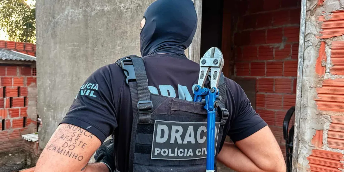 Operação no Belo Jardim termina com duas prisões e apreensões de drogas